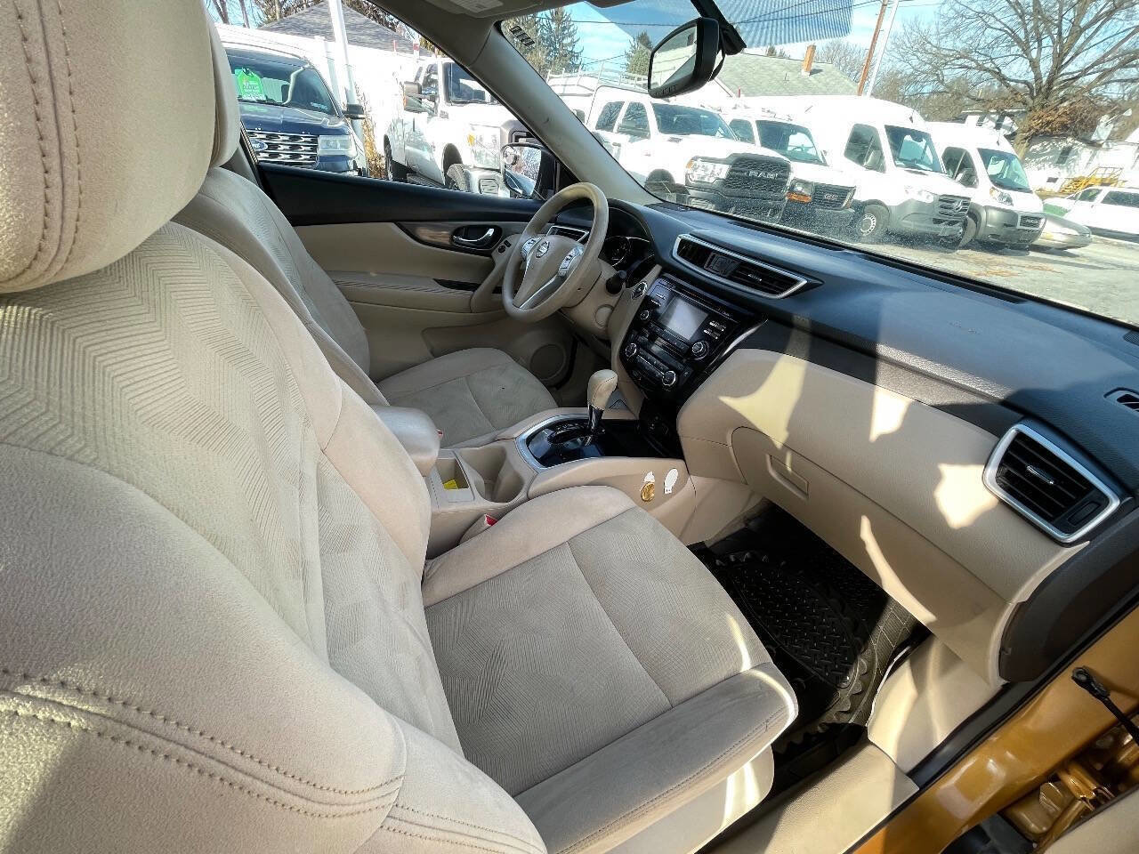 Used 2015 Nissan Rogue SV w/ SV Moonroof Package image 35