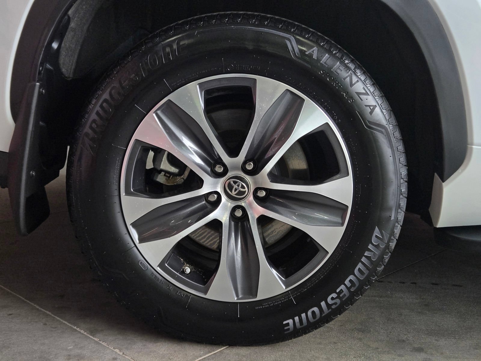 Used 2023 Toyota Highlander XLE AWD/4WD image 5