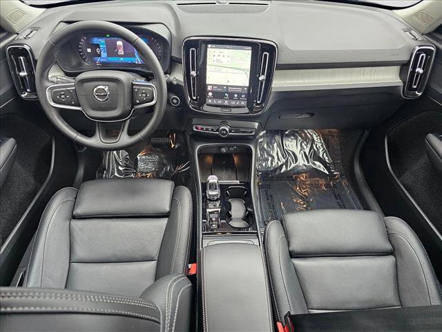 Used 2025 Volvo XC40 B5 Plus image 17