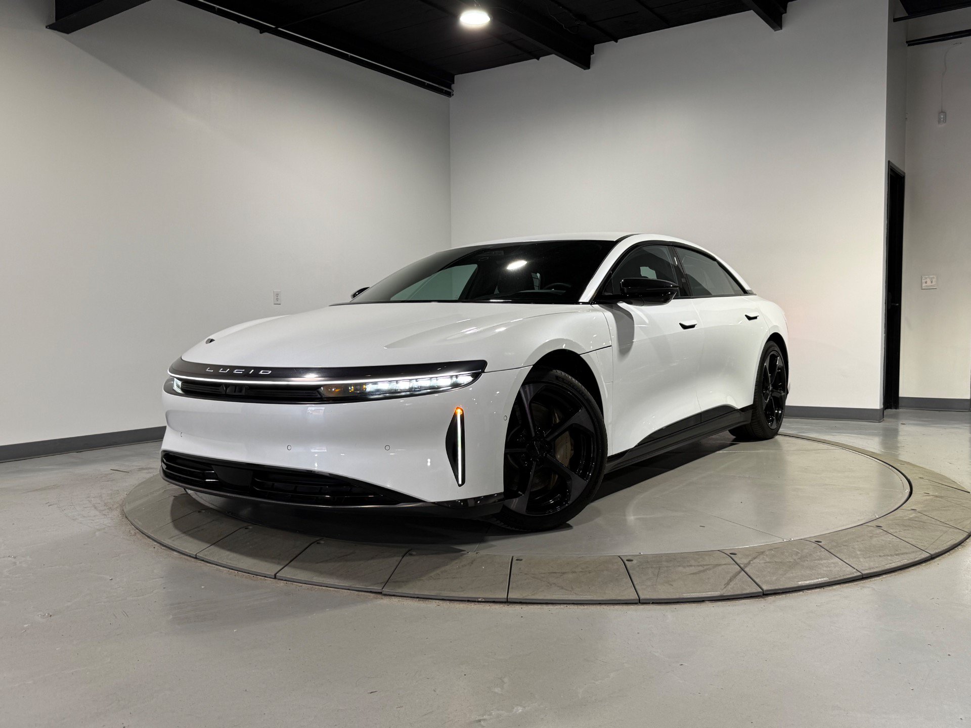 Used 2024 Lucid Air Touring AWD/4WD image 3