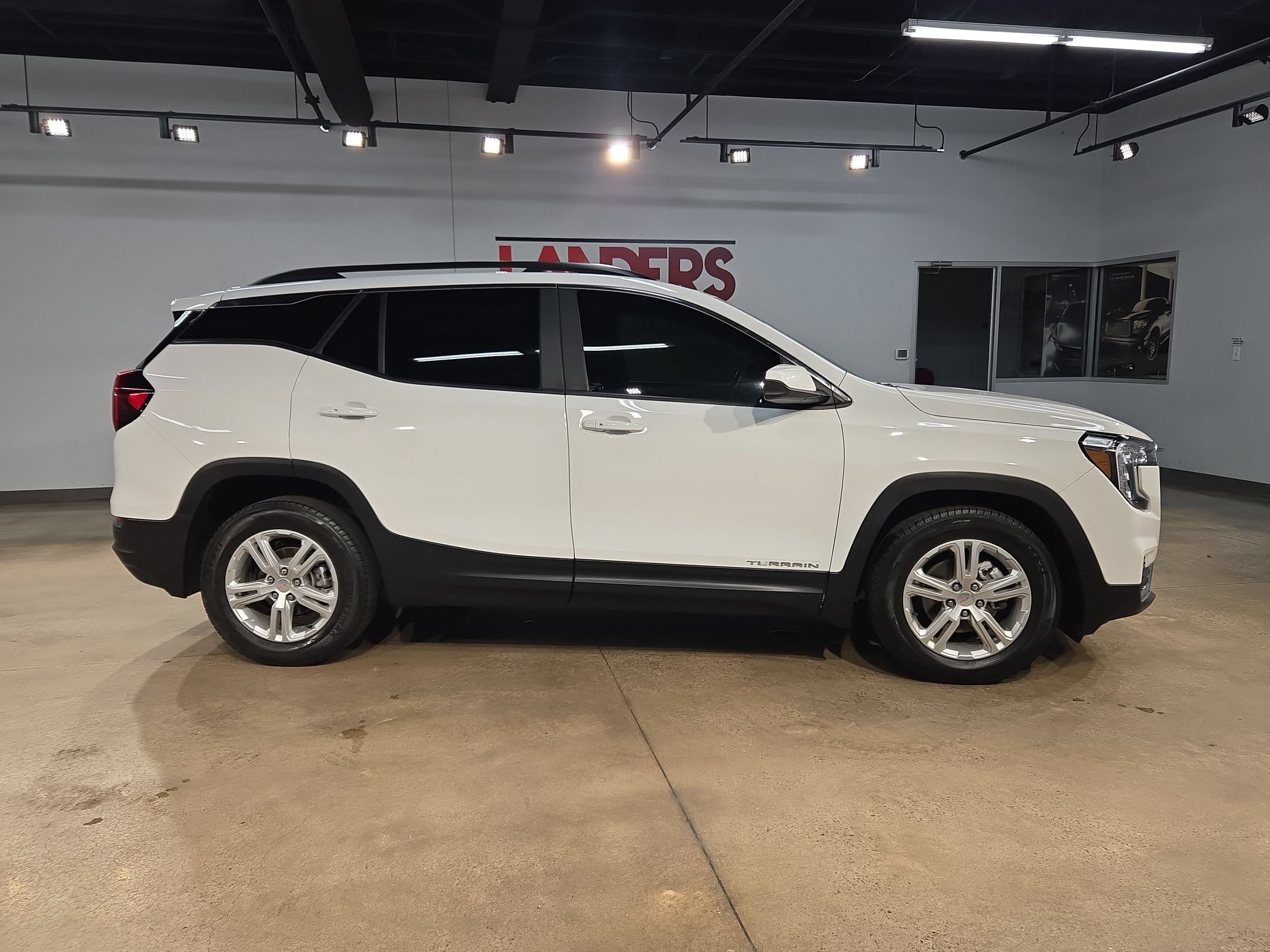 Used 2022 GMC Terrain SLE w/ Driver Convenience Package FWD image 8