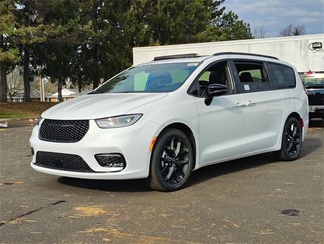 New 2026 Chrysler Pacifica Limited w/ Uconnect Theater Family Group image 10