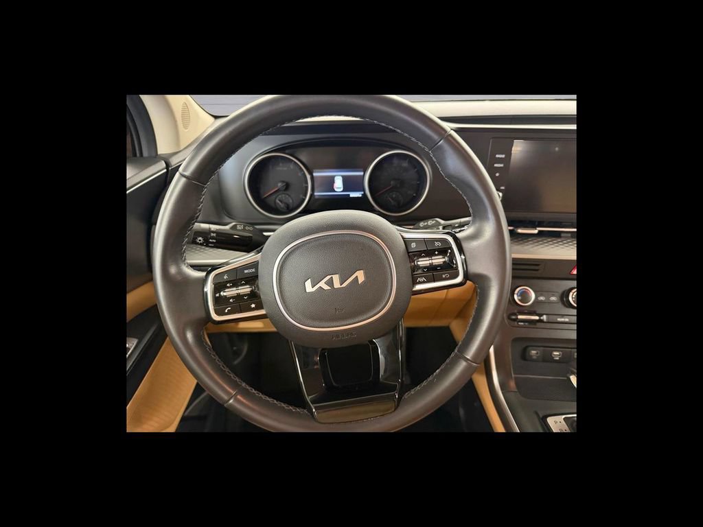 Used 2024 Kia Carnival LX FWD image 14