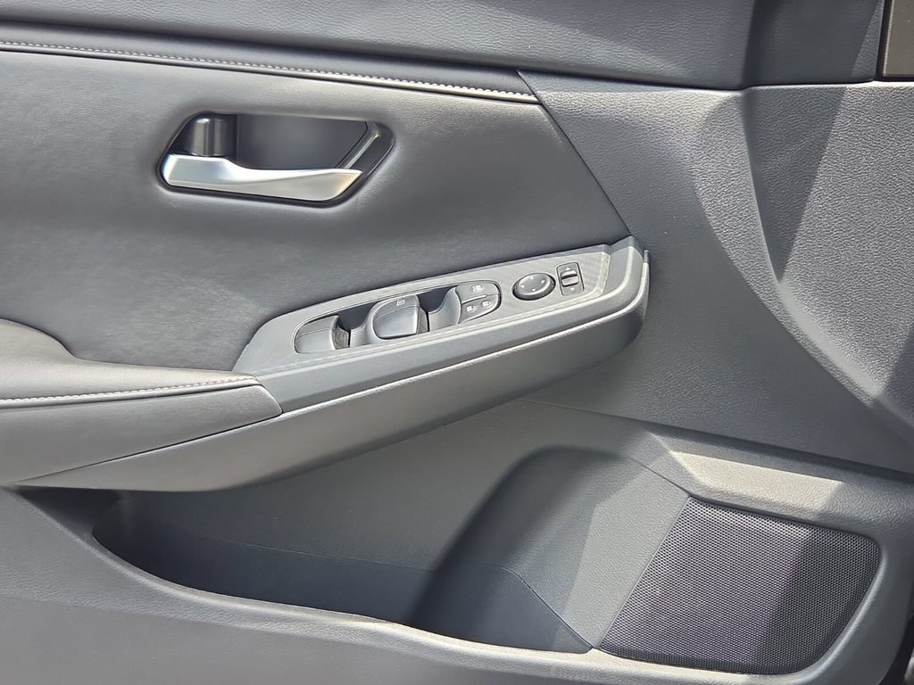 Used 2025 Nissan Sentra SV FWD image 27