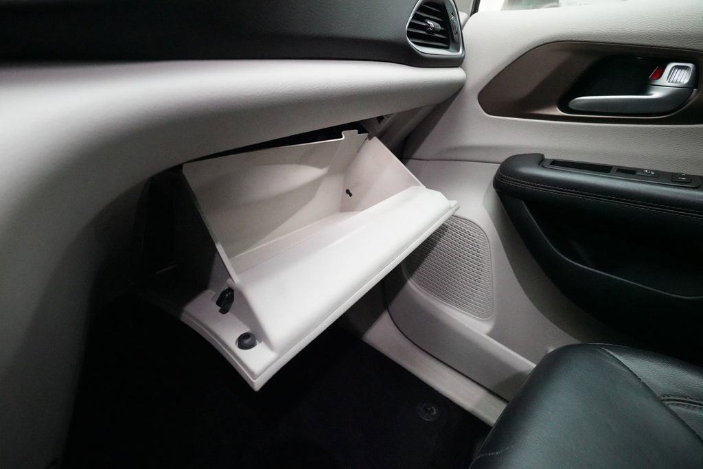 Used 2018 Chrysler Pacifica Touring-L w/ Premium Audio Group image 31