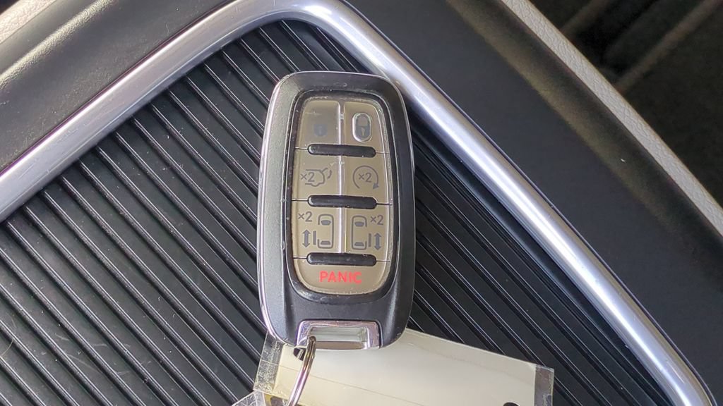 Used 2023 Chrysler Pacifica Touring-L FWD image 29