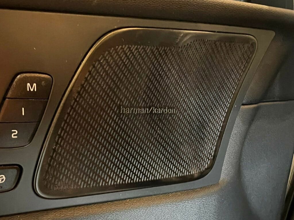 Used 2023 Volvo XC60 B5 Plus image 15