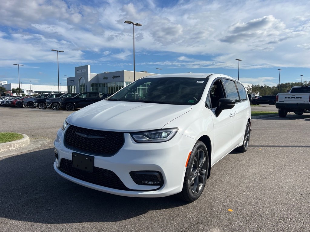 New 2026 Chrysler Pacifica Select