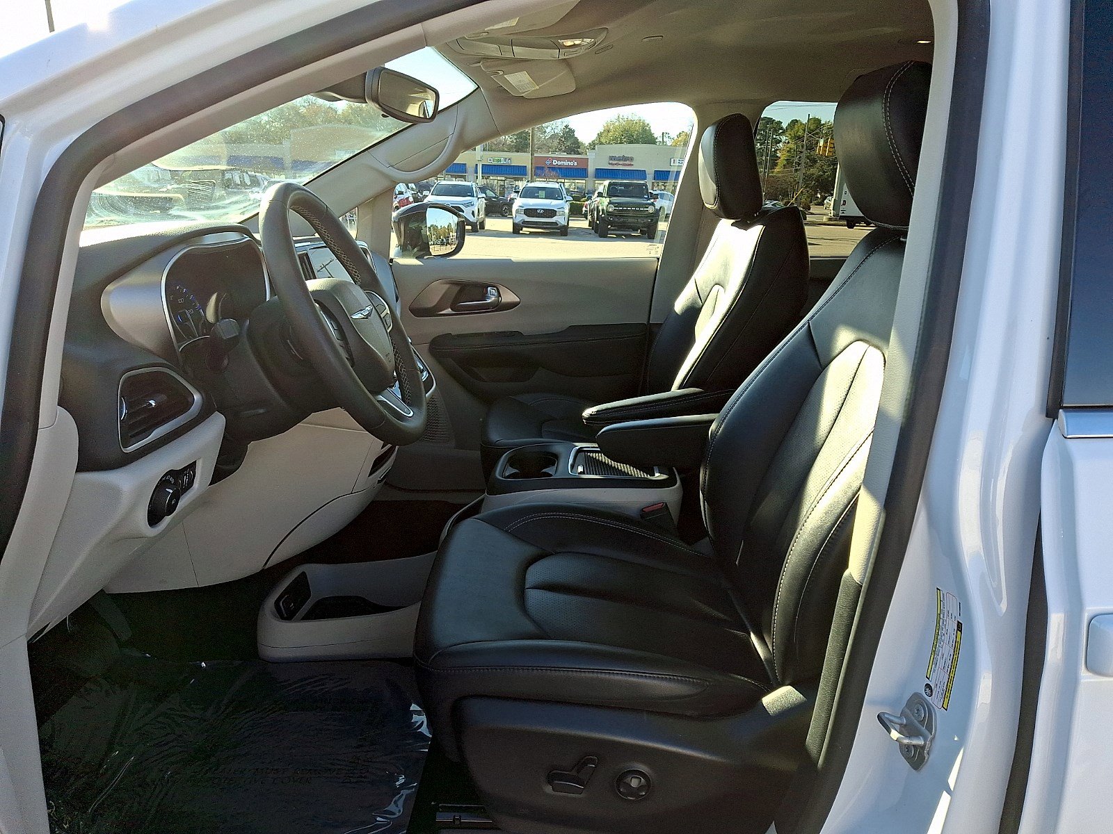 Used 2024 Chrysler Pacifica Touring-L image 13
