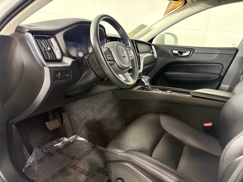 Used 2020 Volvo XC60 T5 Momentum image 21