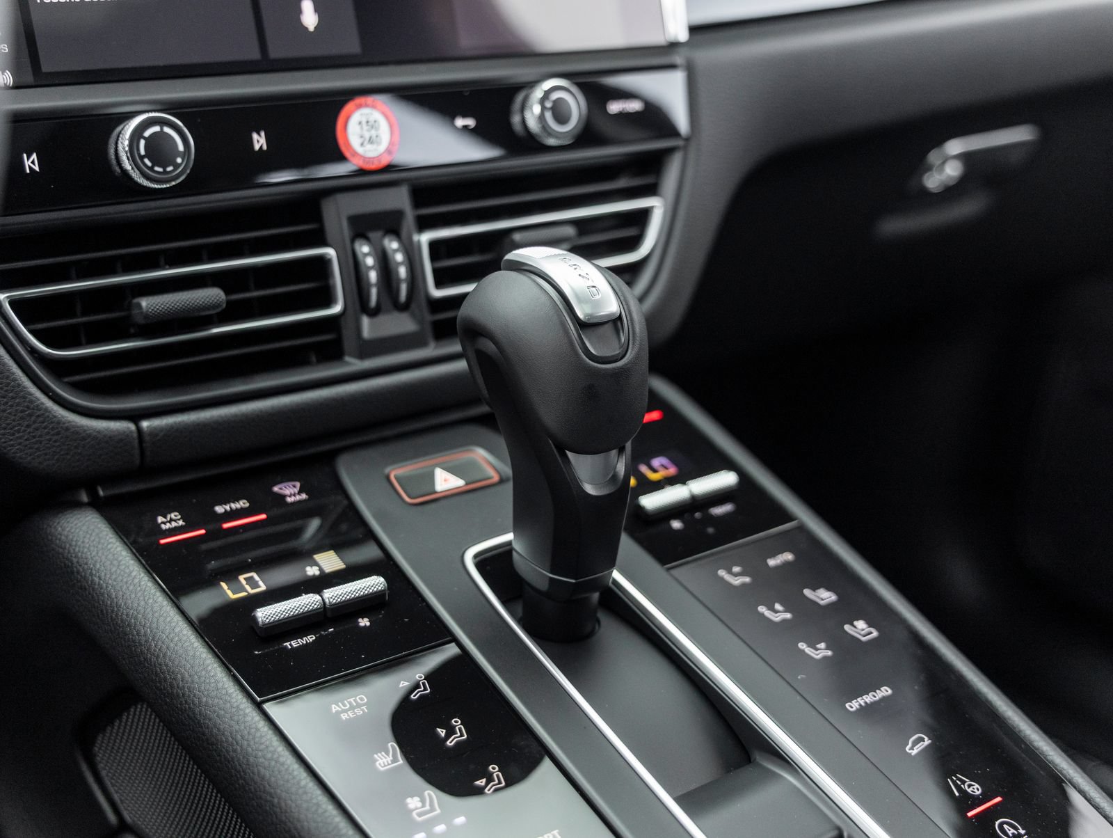 Certified 2026 Porsche Macan AWD/4WD image 29