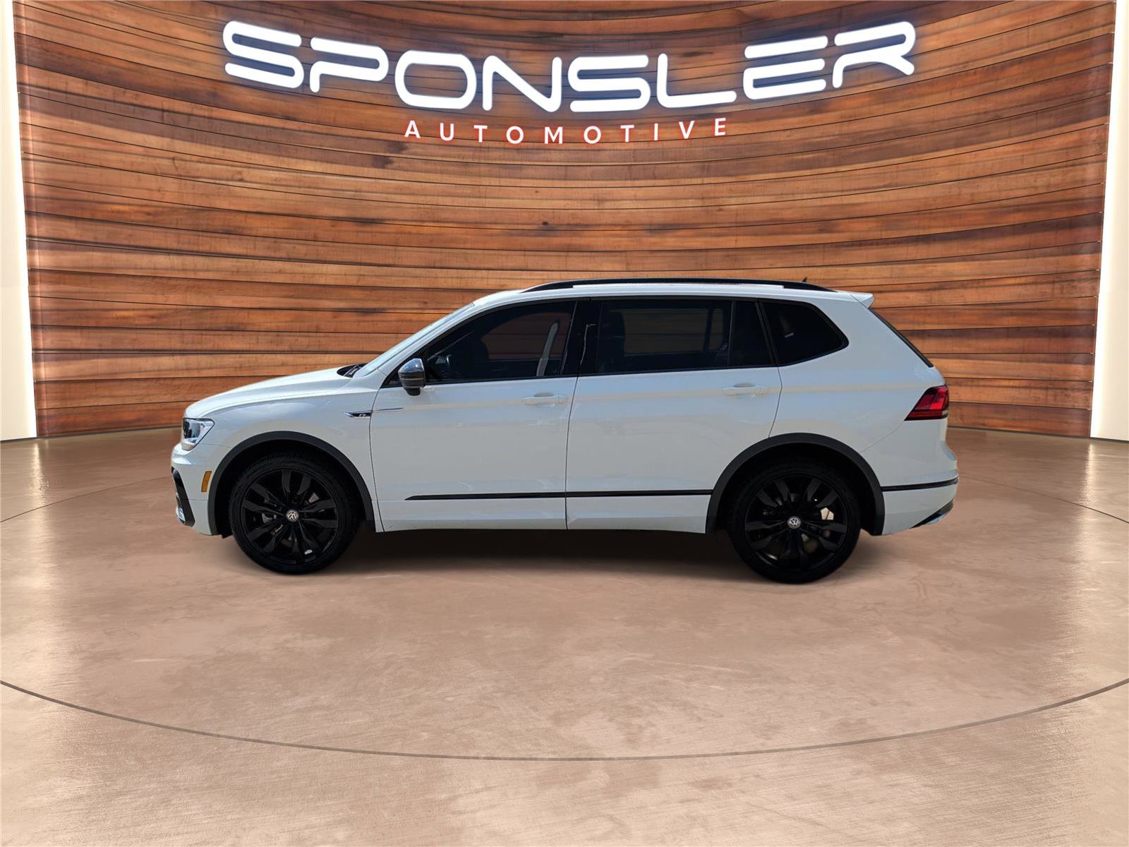 Used 2021 Volkswagen Tiguan SE R-Line image 2