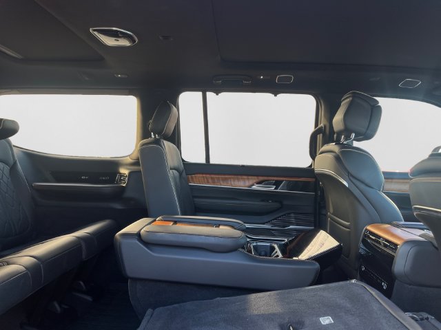 Used 2023 Jeep Grand Wagoneer Series III AWD/4WD image 27
