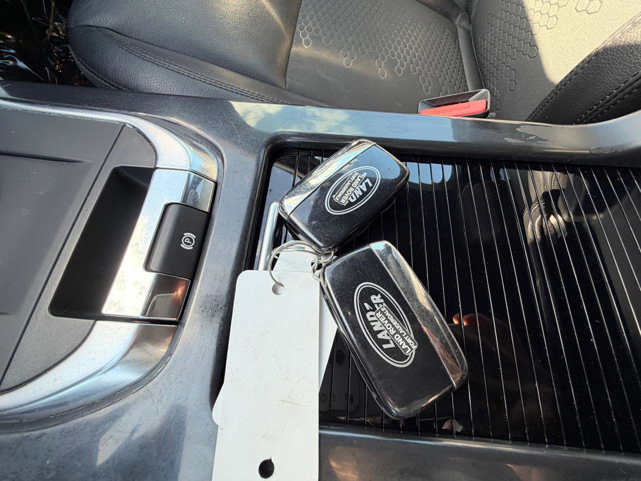 Used 2018 Land Rover Discovery Sport SE image 19