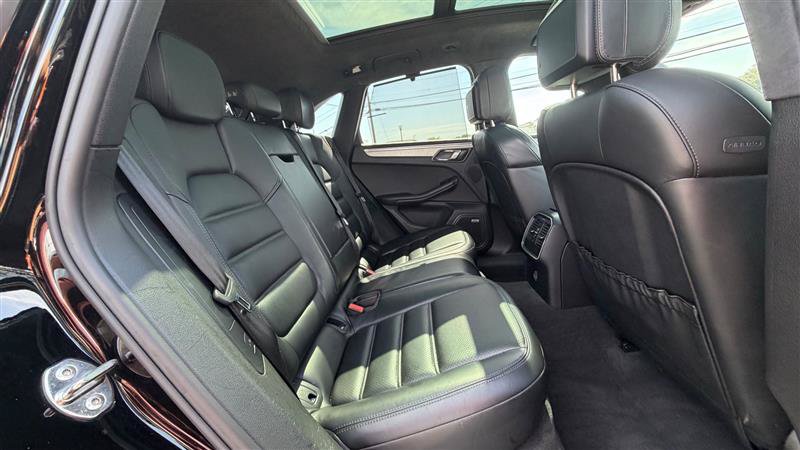 Used 2018 Porsche Macan Turbo AWD/4WD image 46