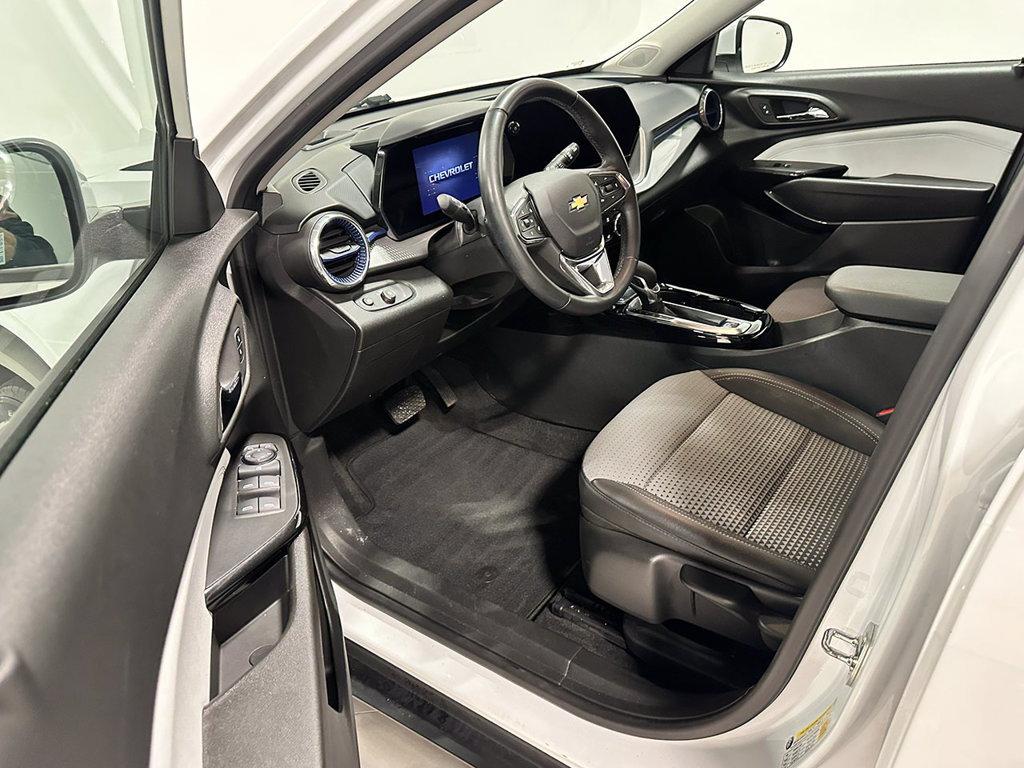 Used 2024 Chevrolet Trax LT w/ Sunroof Package FWD image 16