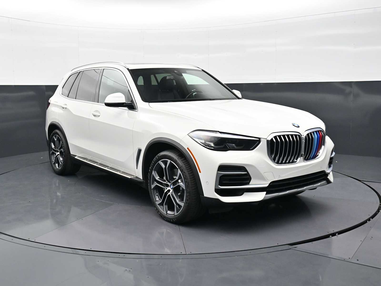 Used 2022 BMW X5 sDrive40i w/ Premium Package RWD image 3