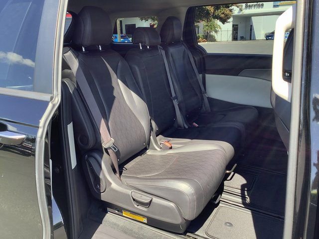 Used 2022 Kia Carnival LX image 32