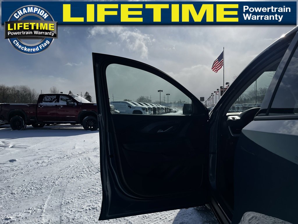 Used 2024 GMC Terrain SLT image 16