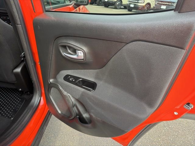 Used 2020 Jeep Renegade Latitude w/ Cold Weather Group image 23
