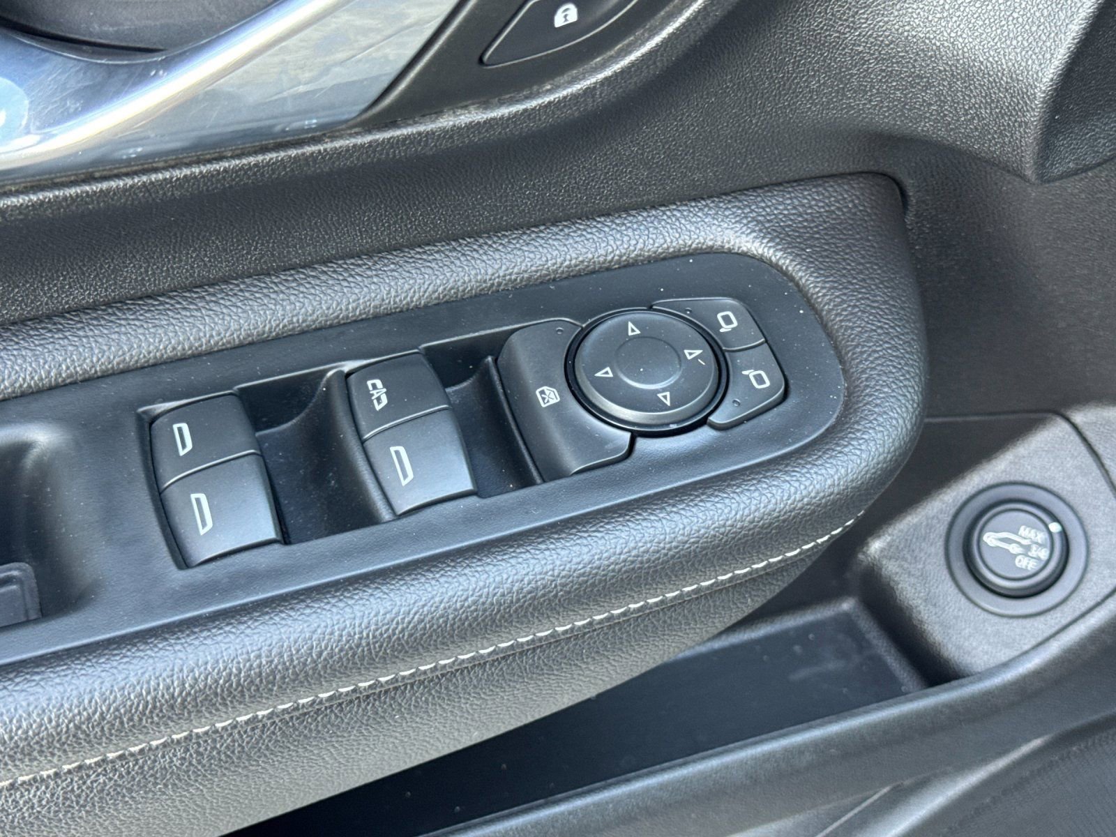 Used 2023 GMC Terrain SLE w/ Driver Convenience Package image 11