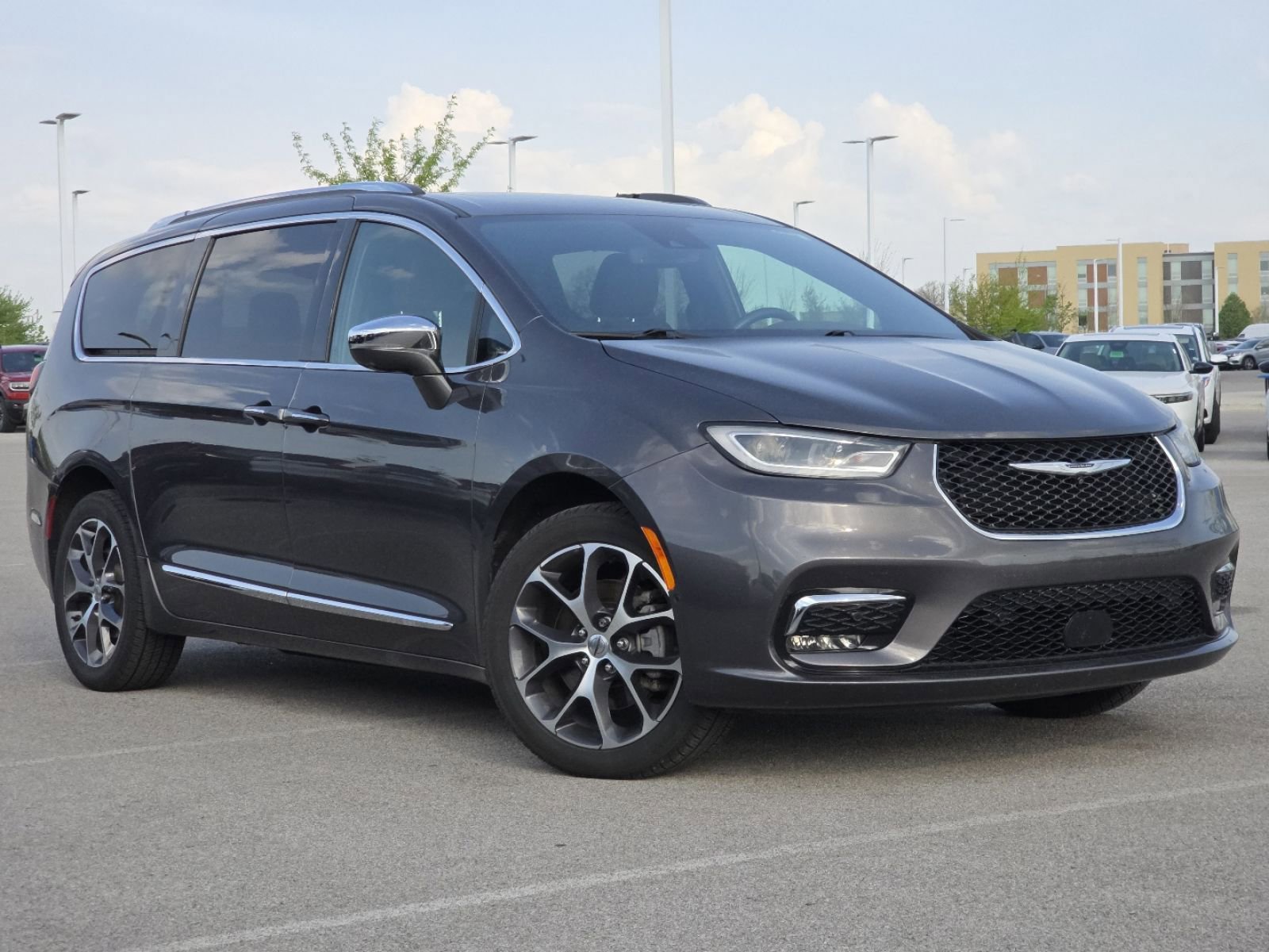 Used 2021 Chrysler Pacifica Limited w/ Uconnect Theater Family Group AWD/4WD image 2