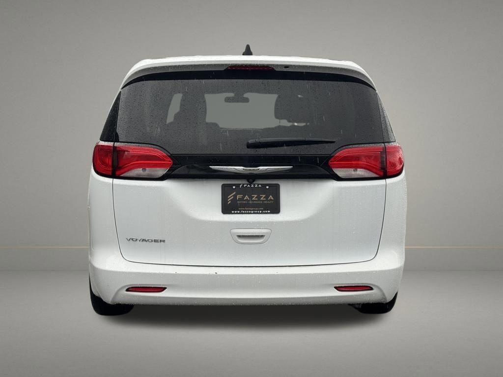 Used 2022 Chrysler Voyager LX image 3