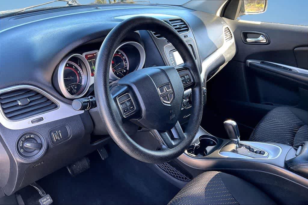 Used 2020 Dodge Journey SE w/ Blacktop Package FWD image 2