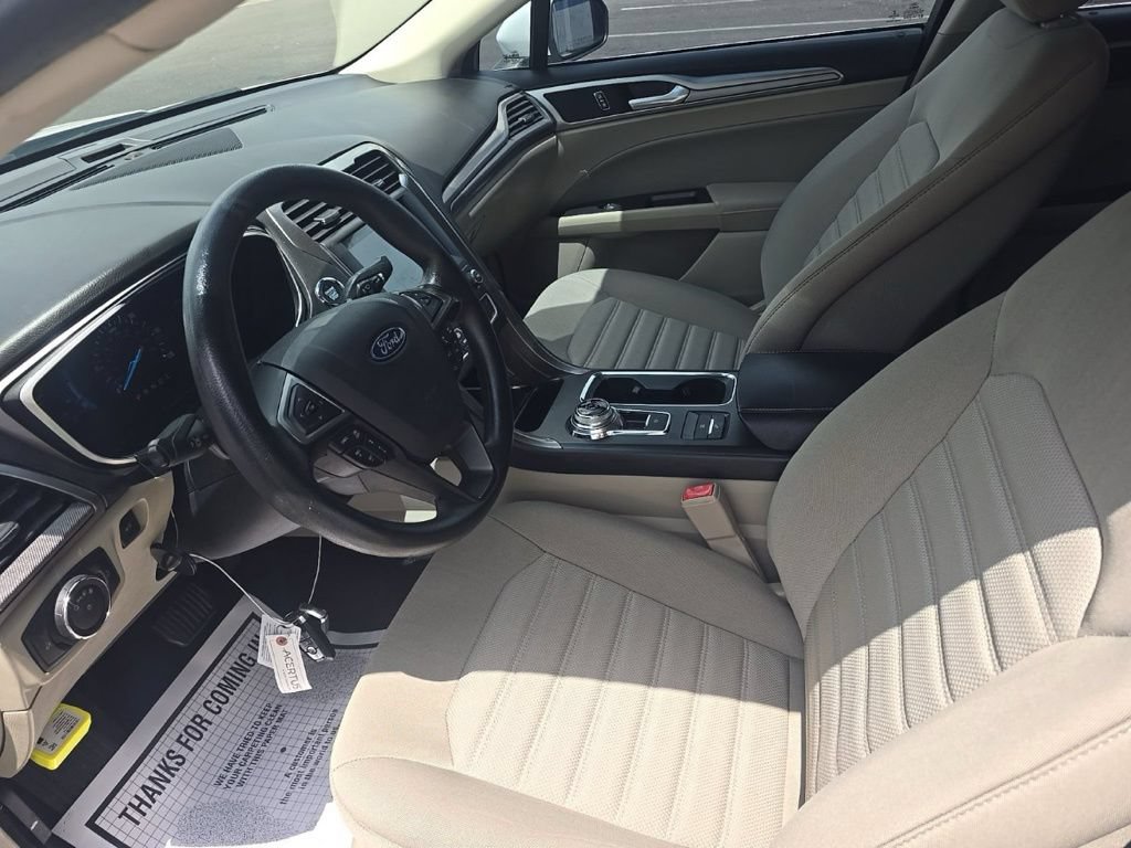 Used 2019 Ford Fusion SE FWD image 2