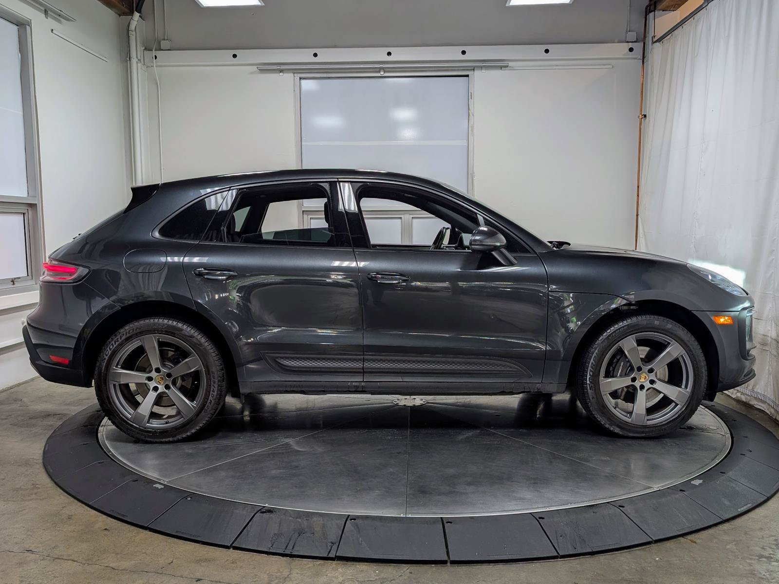 Used 2024 Porsche Macan AWD/4WD image 10