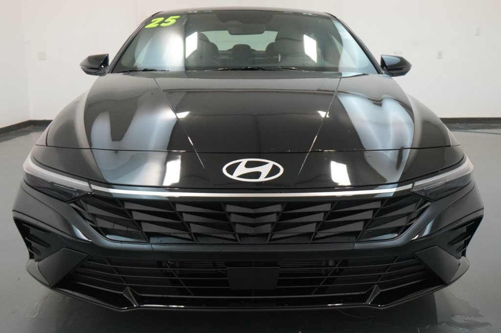 Certified 2025 Hyundai Elantra Limited FWD image 13