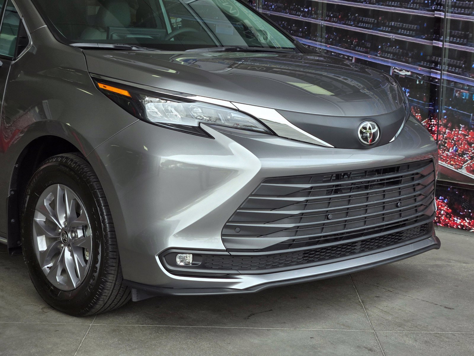Used 2026 Toyota Sienna XLE FWD image 2
