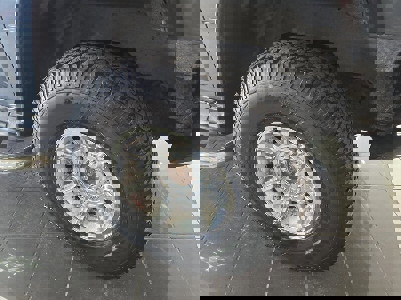 Used 2005 HUMMER H2 w/ Preferred Equipment Group image 36