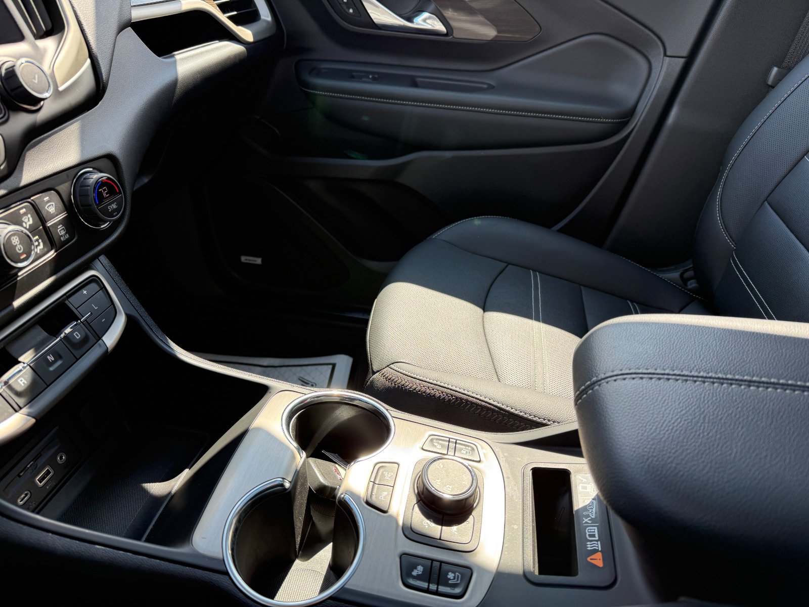 Used 2024 GMC Terrain Denali w/ Black Diamond Edition image 35