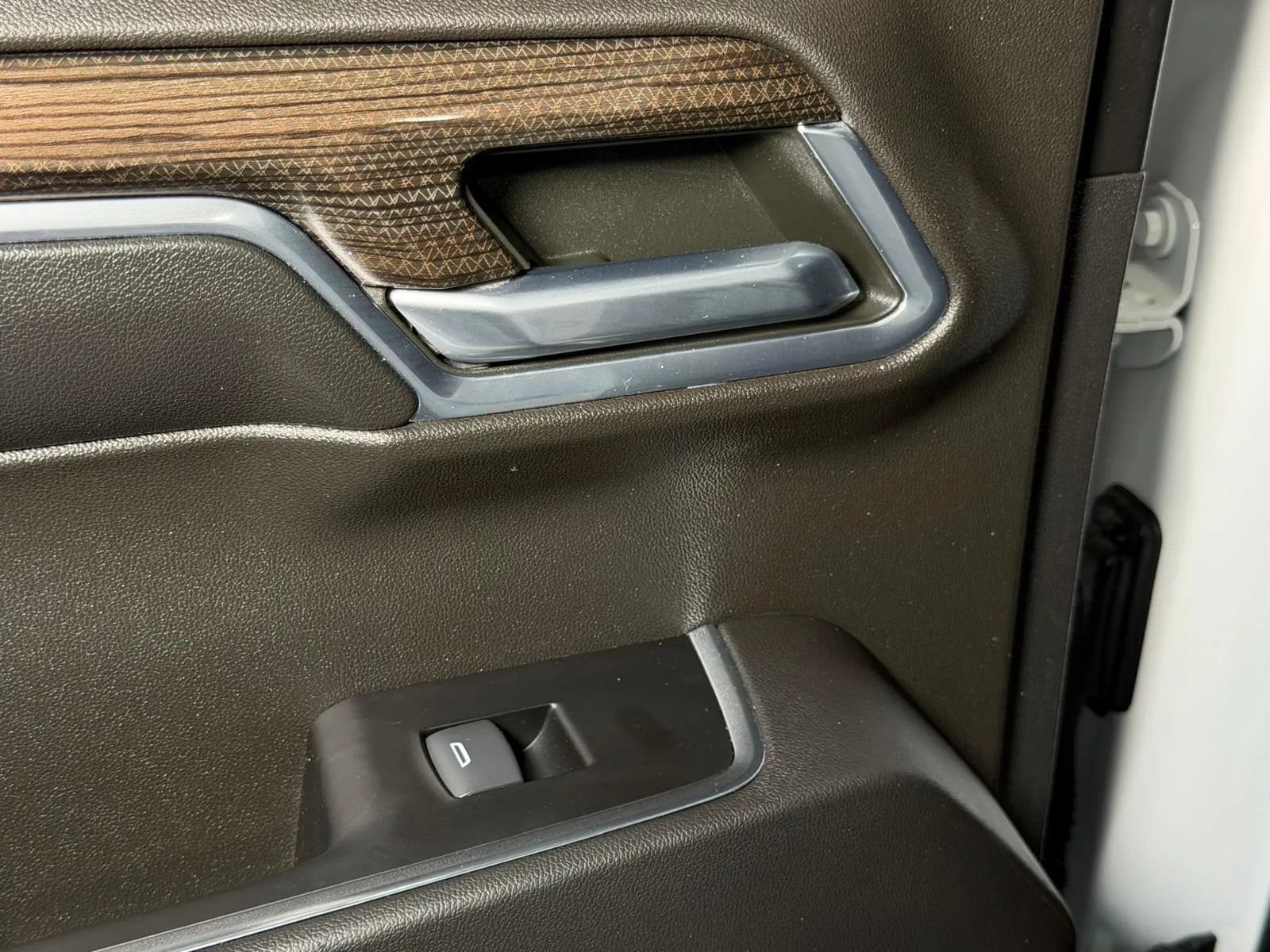Used 2022 Chevrolet Silverado 1500 LT AWD/4WD image 17