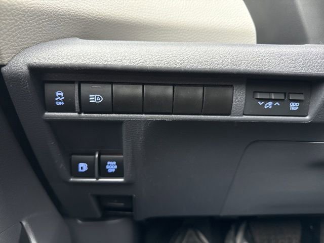 Used 2022 Toyota Sienna Limited image 21