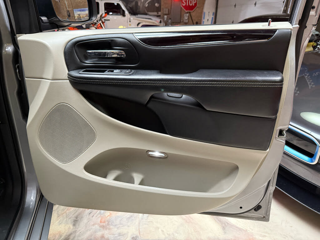 Used 2018 Dodge Grand Caravan SXT FWD image 30