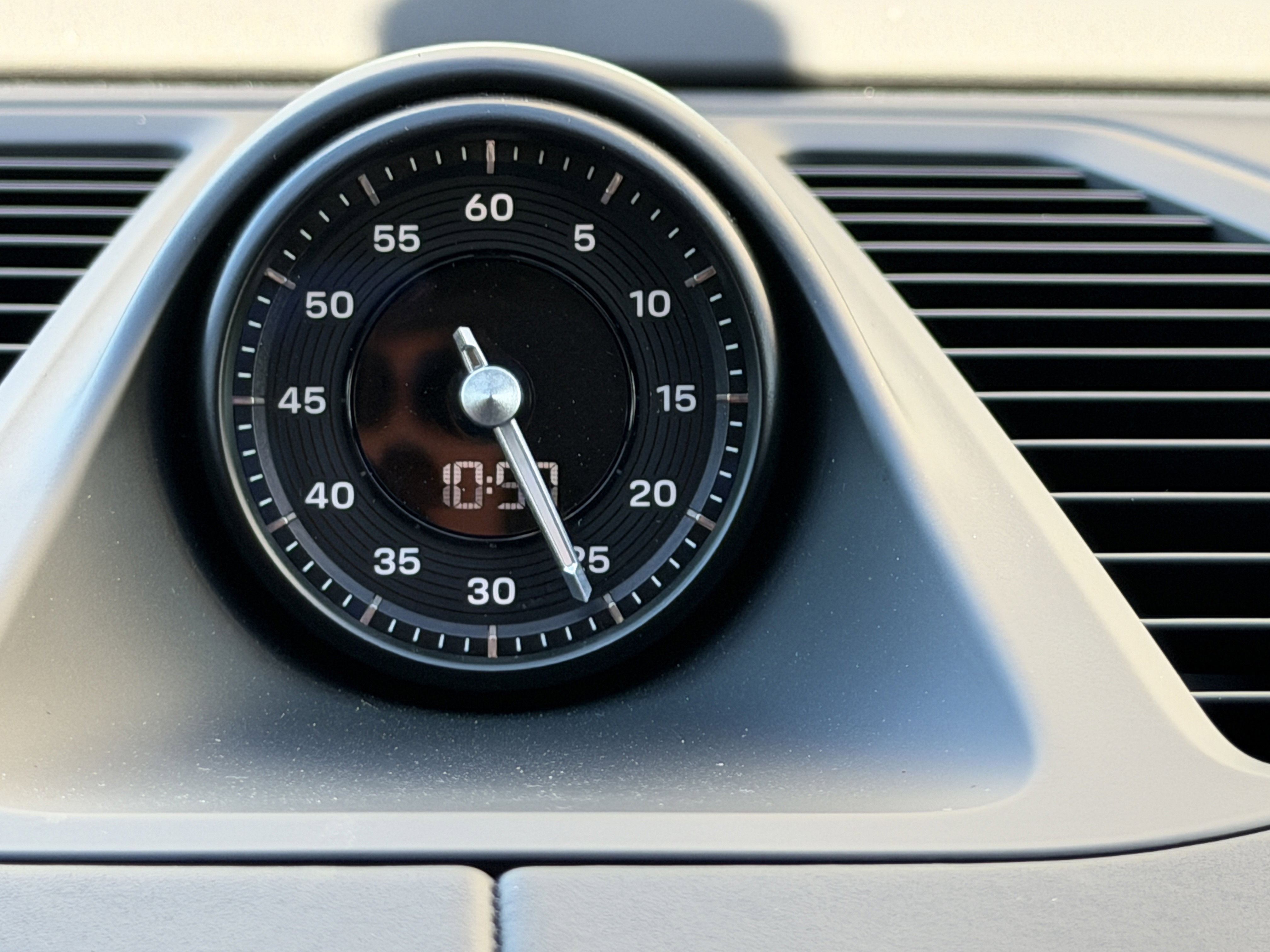 Certified 2025 Porsche Macan Electric image 29