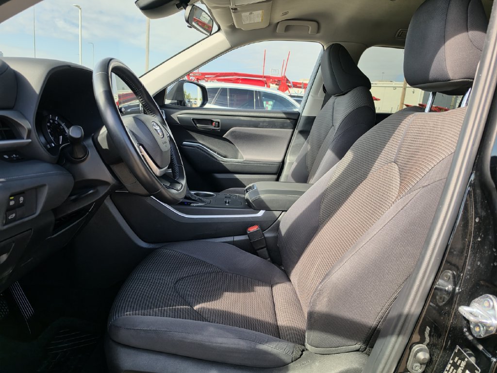 Used 2021 Nissan Kicks SR w/ Exterior Package FWD image 26