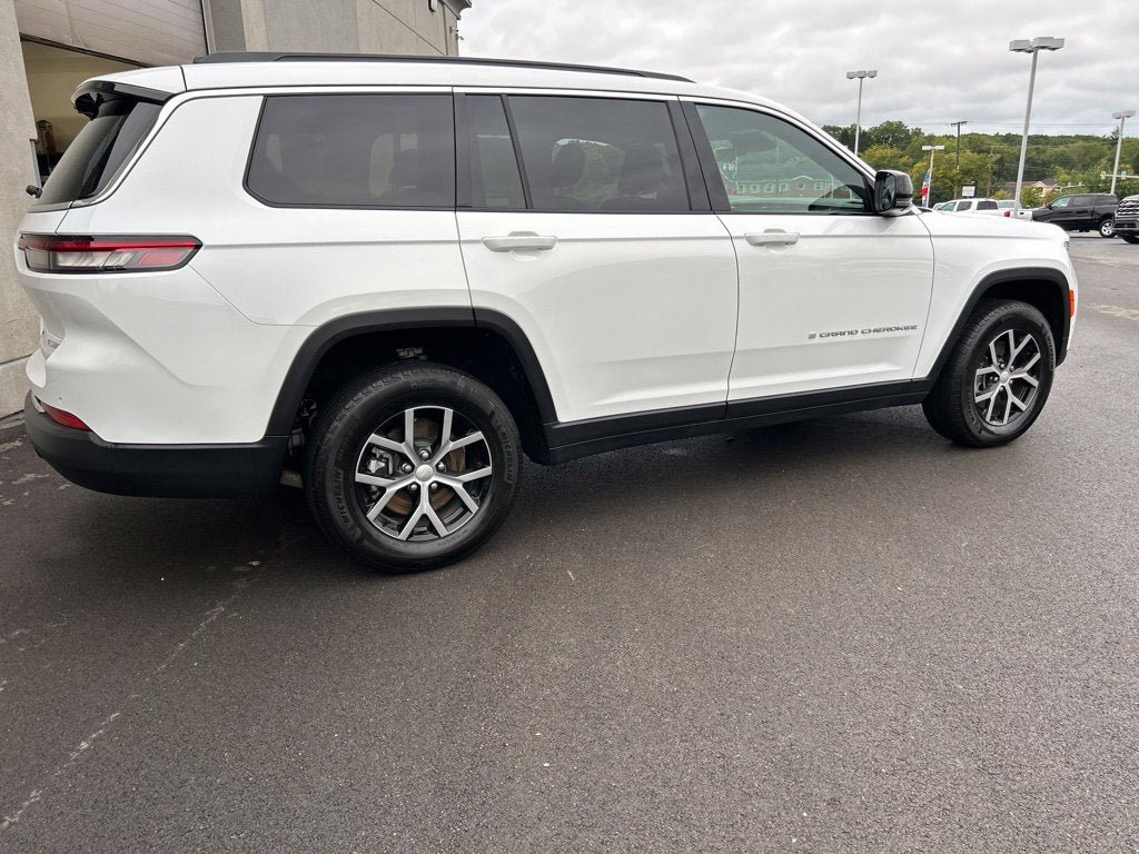 Used 2025 Jeep Grand Cherokee L Limited w/ Luxury Tech Group II AWD/4WD image 7