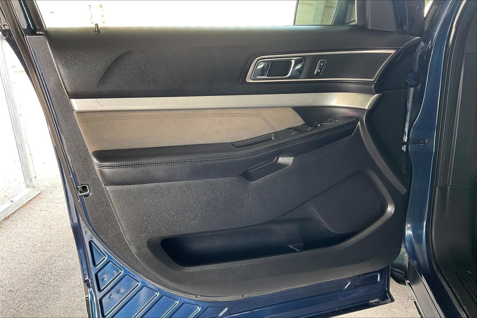 Used 2017 Ford Explorer XLT w/ Equipment Group 202A AWD/4WD image 19