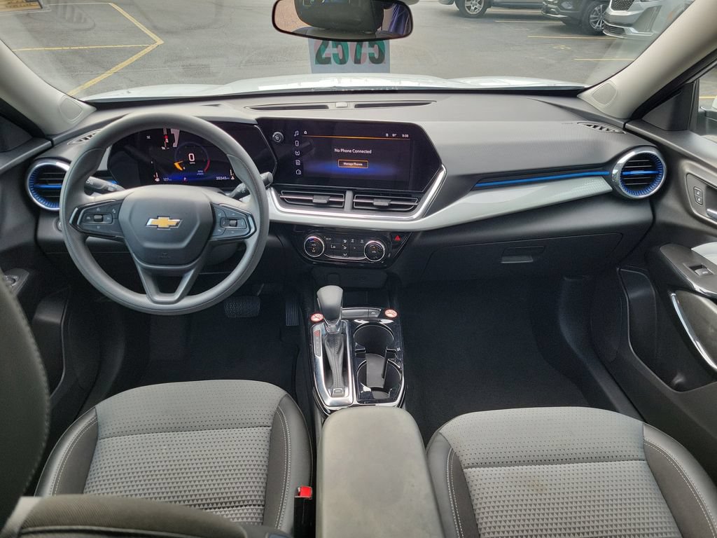 Used 2025 Chevrolet Trax LT FWD image 13