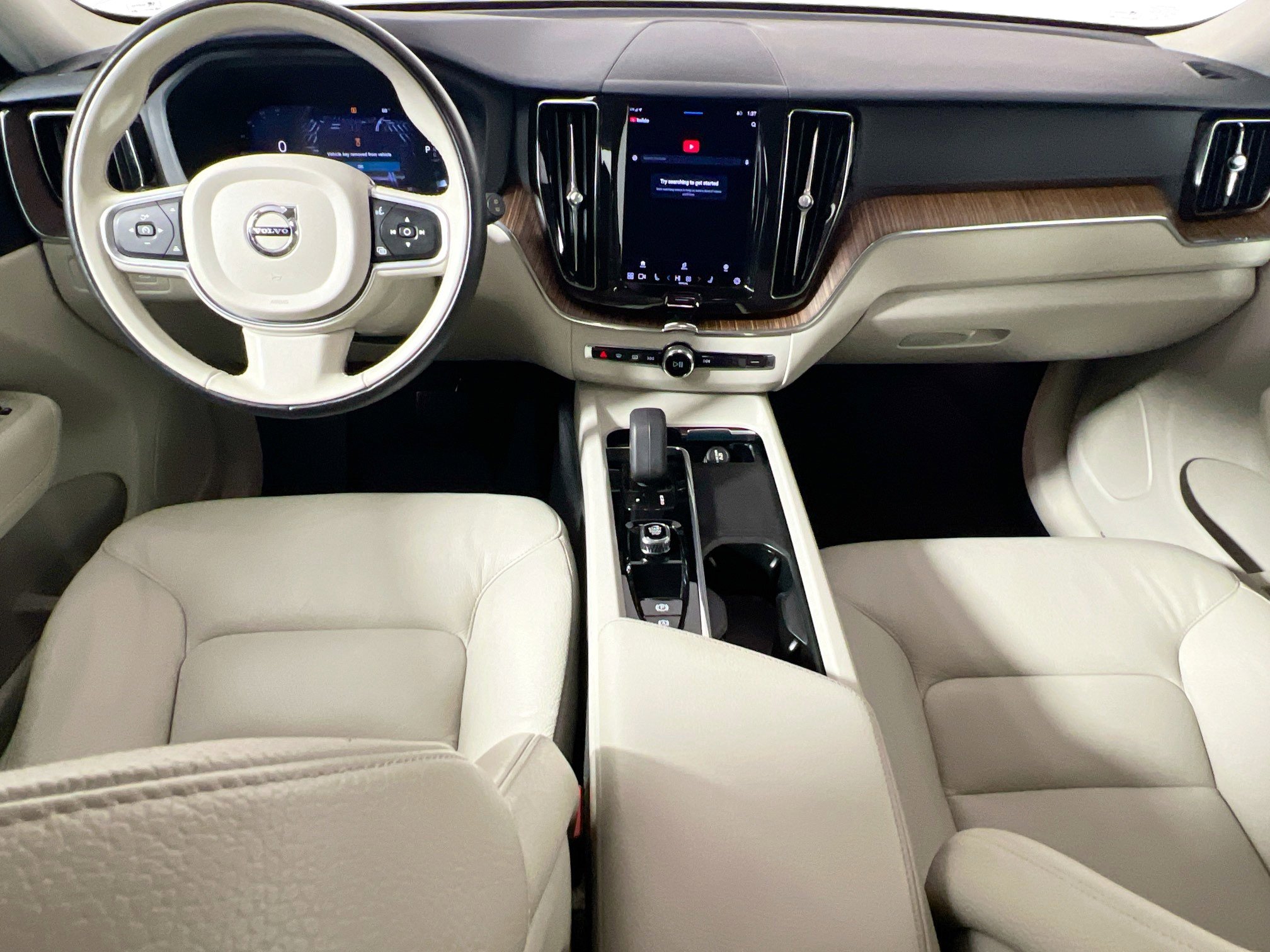 Used 2022 Volvo XC60 B5 Momentum image 30