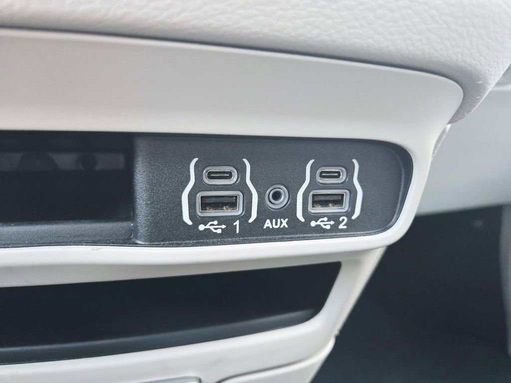 Used 2024 Chrysler Pacifica Touring-L image 31
