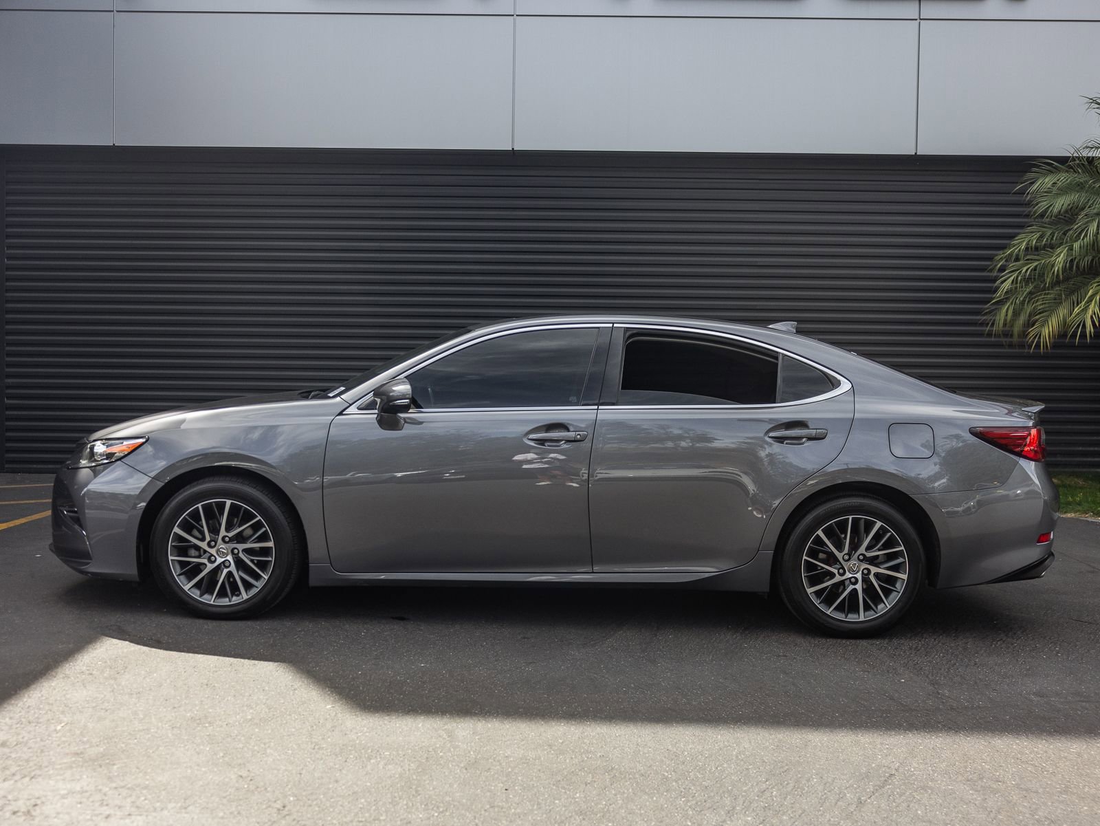 Used 2016 Lexus ES 350 w/ Navigation System Package image 2