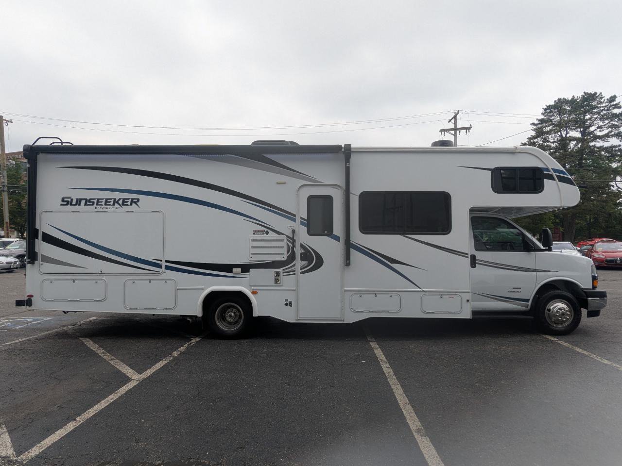 Used 2019 Chevrolet Express 4500 w/ RV Package RWD image 5