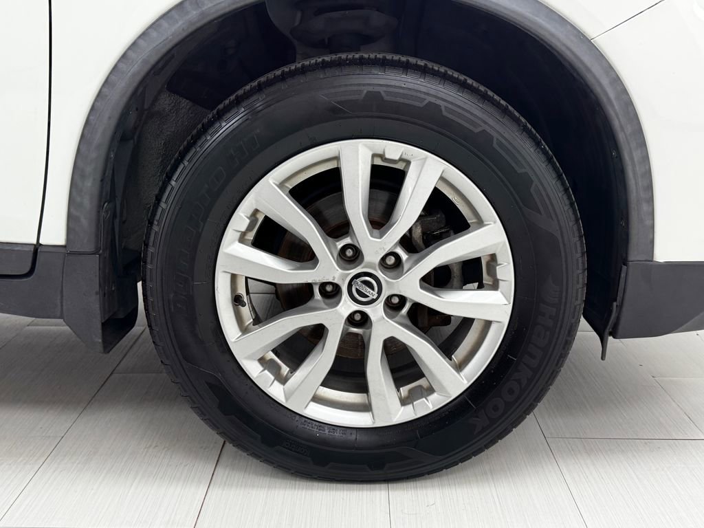 Used 2017 Nissan Rogue SV image 39