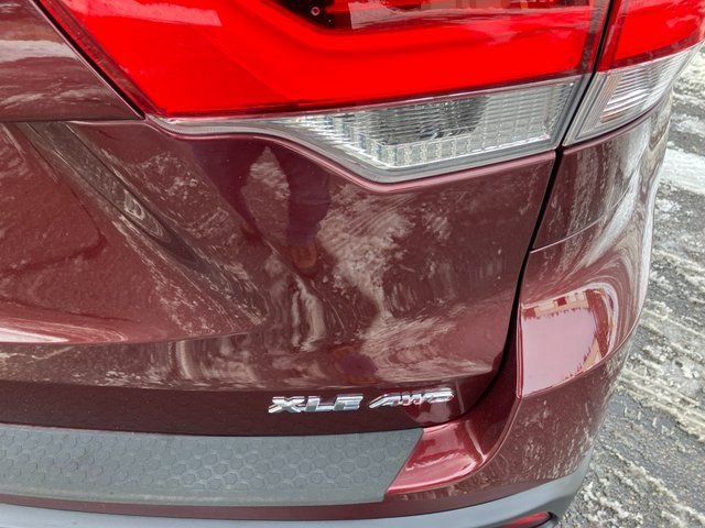 Used 2017 Toyota Highlander XLE image 3
