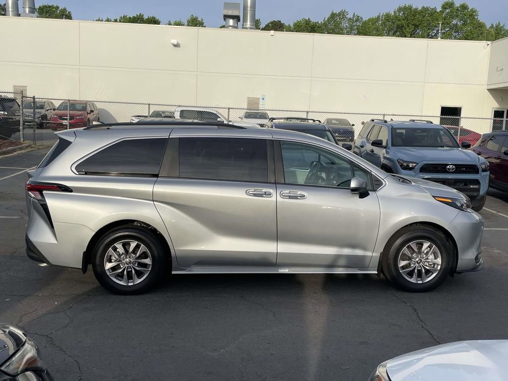 Used 2025 Toyota Sienna XLE image 11
