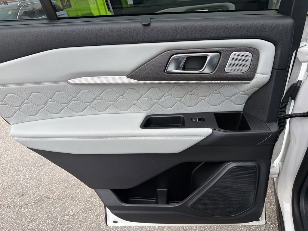 Used 2025 Ford Explorer Platinum w/ Ultimate Package image 24